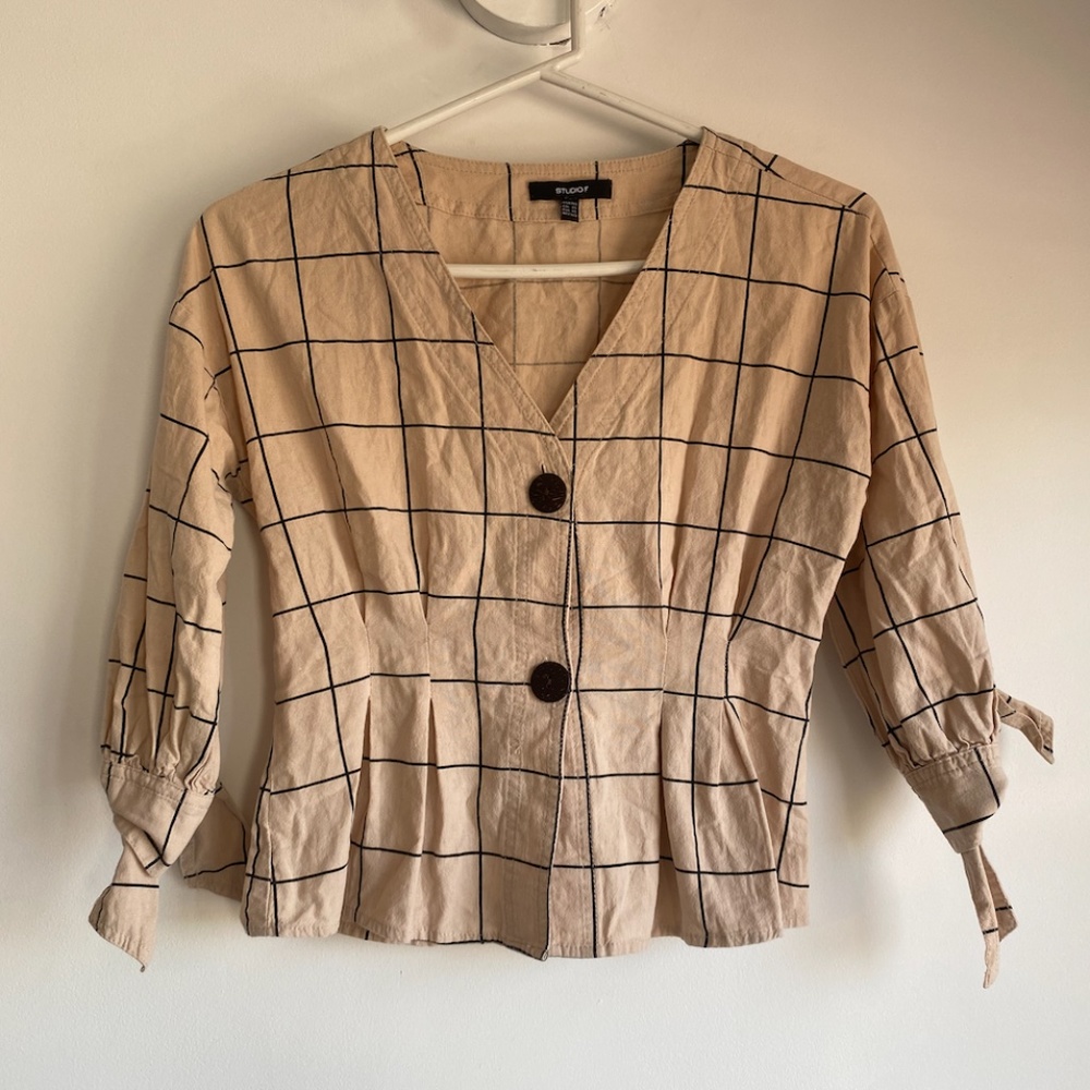 Blouse beige with two rustic buttons